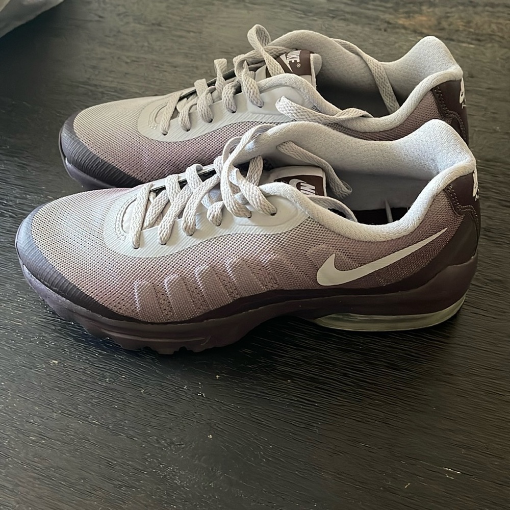 Womens Nike sneakers size 8. Worn a few times. Great condition